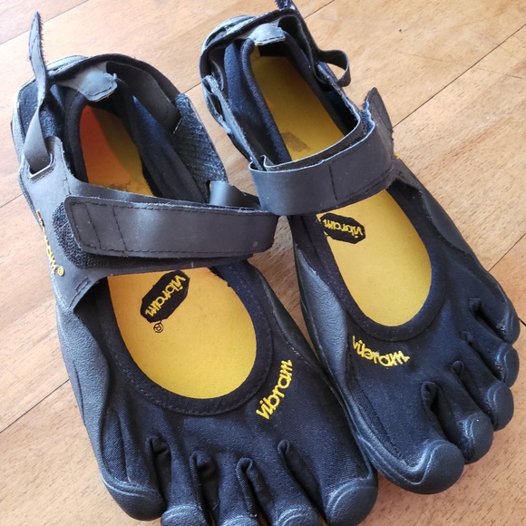 Vibram Other - Vibram toe shoe